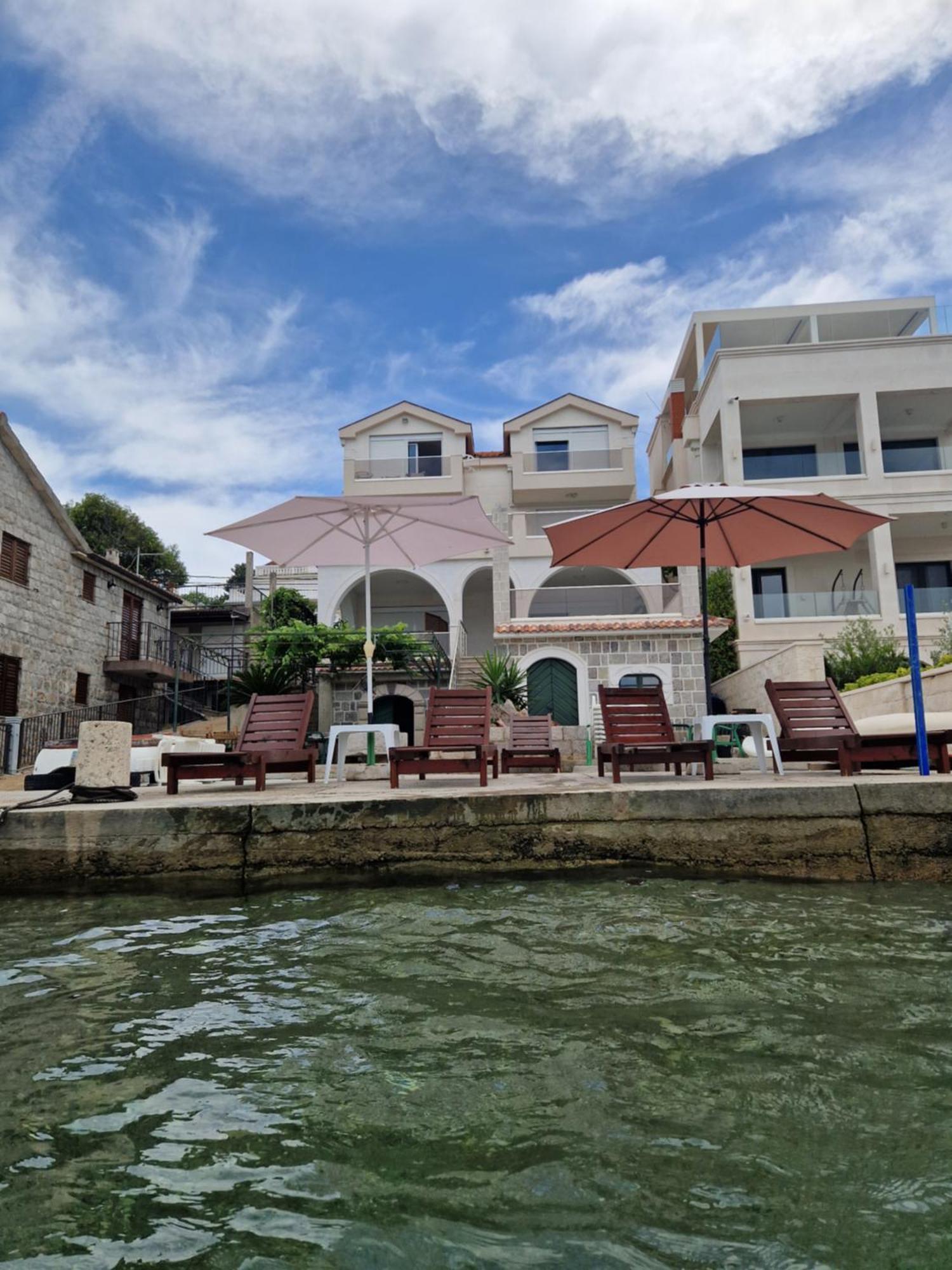 Franovic Apartments Tivat Bagian luar foto