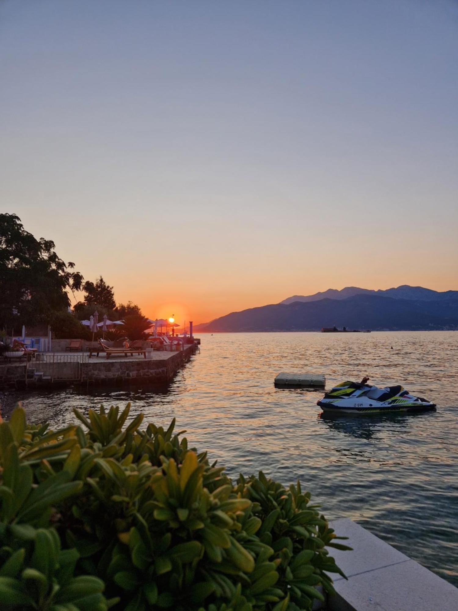 Franovic Apartments Tivat Bagian luar foto