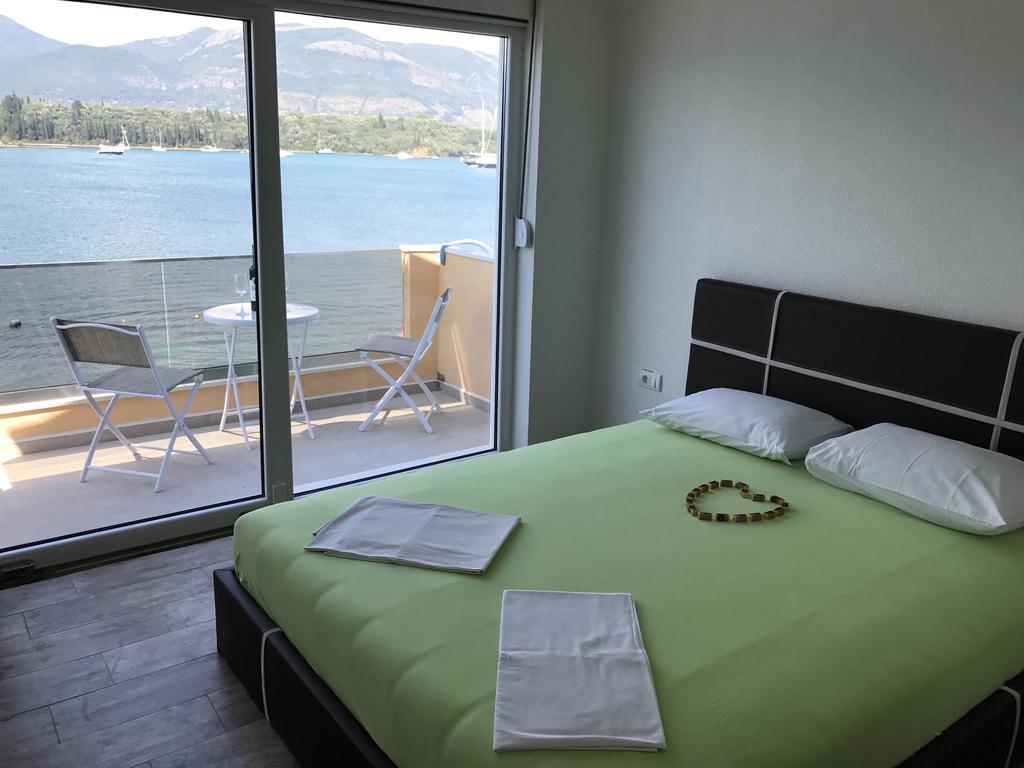 Franovic Apartments Tivat Bagian luar foto